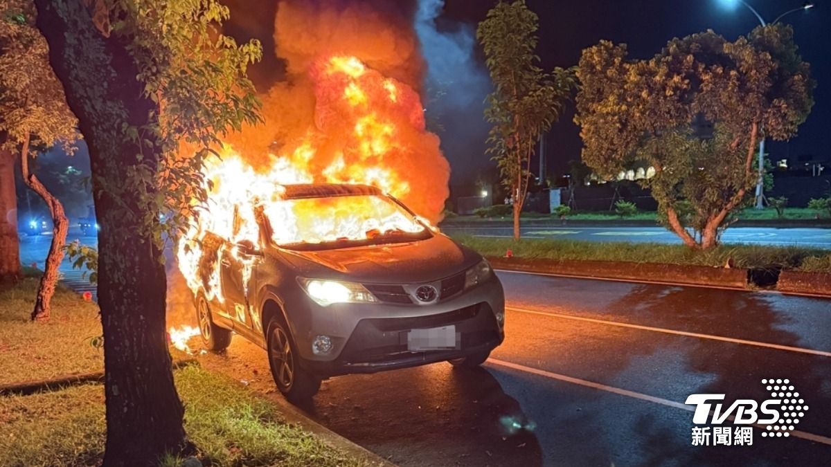 台東縣議員楊秋珍座駕火燒車!日系休旅車燒到剩下骨架驚險畫面曝