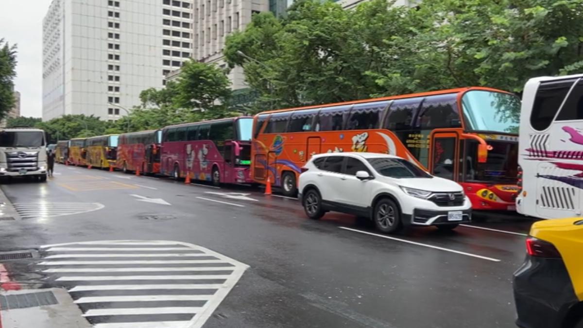 200輛遊覽車包圍交通部抗議「一頭牛扒兩層皮」,公路局回應駕駛輔助系統規劃