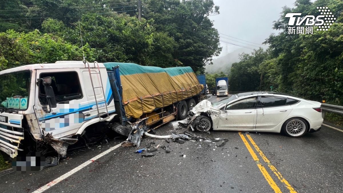 21歲男開特斯拉到北宜兜風,疑過彎打滑撞對向貨車「車頭爛光」