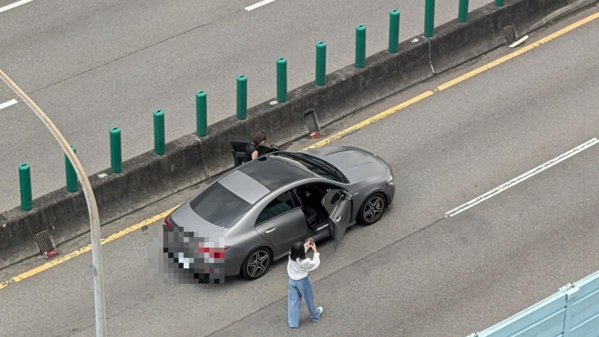 2賓士女不理防空演習警報,高架橋上停車自拍恐要被罰15萬