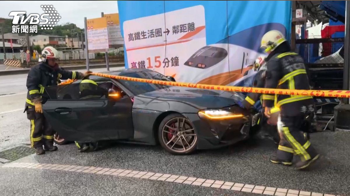 台中雙門跑車打水漂竟完美甩進停車格,撞斷電桿害停電才被發現