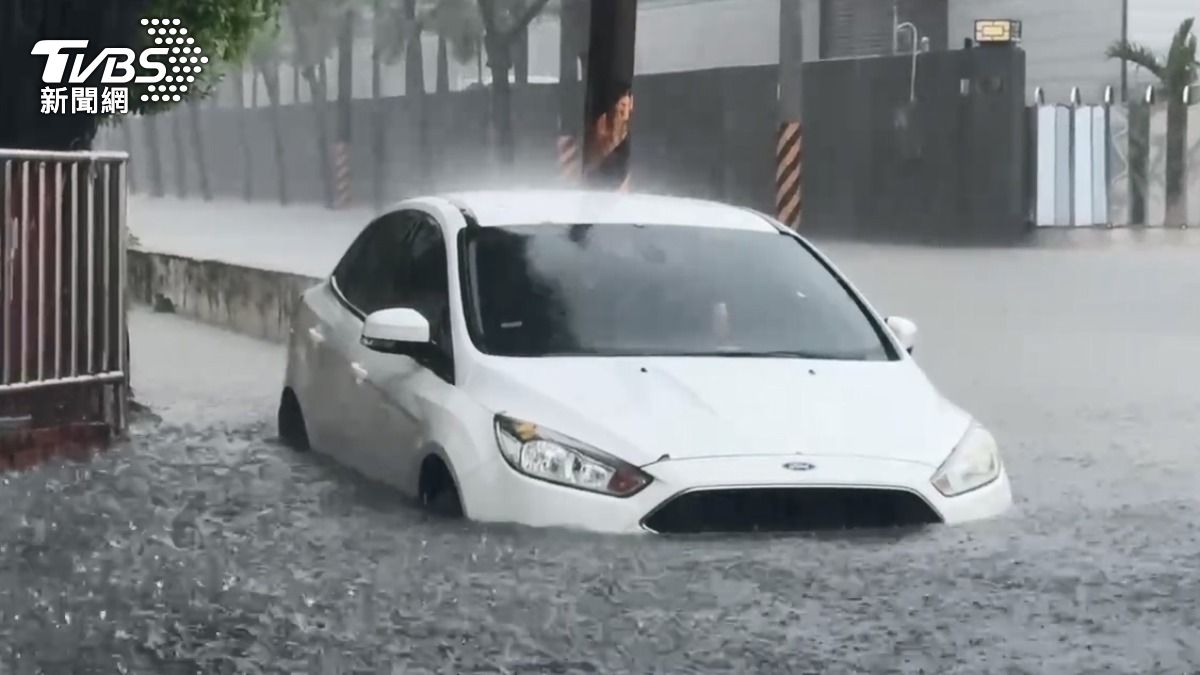中南部豪雨成災泡水車,罰鍰、汽燃費繳納得展延至明年1月底