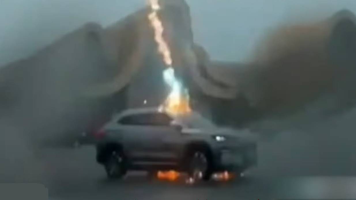 比亞迪休旅車被閃電劈中3次噴火光！網友歪樓：車內亂發誓？最新無線快充？