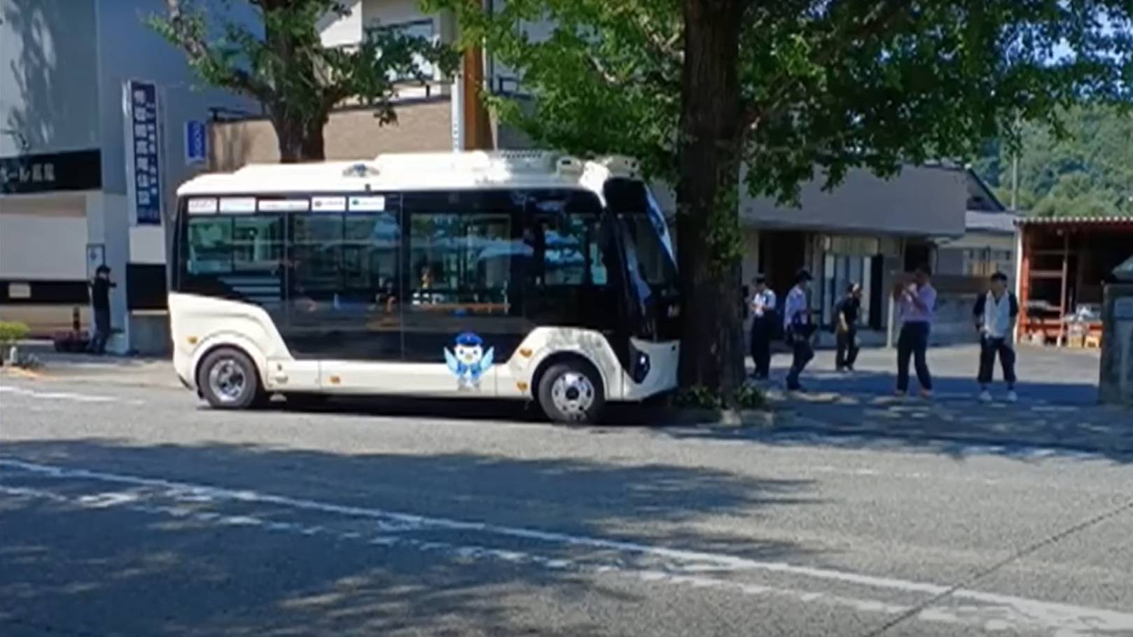 東京自動駕駛公車失控暴衝！撞路樹致多人受傷引網怒：中國製造？
