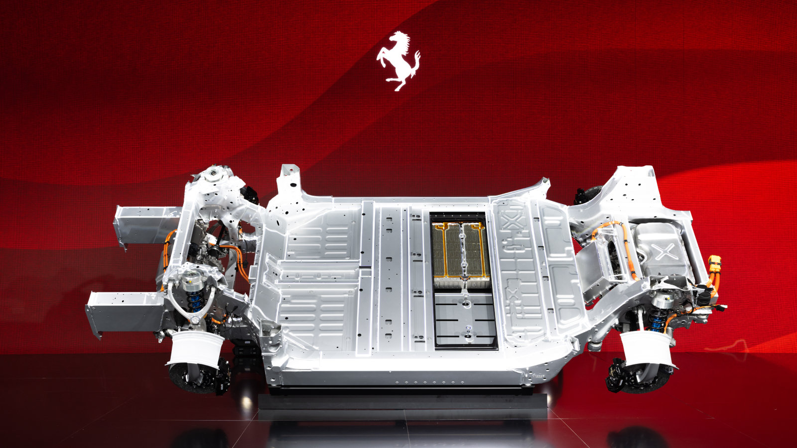Ferrari電動車底盤與動力細節公開，四馬達逾1000匹輸出明年問世