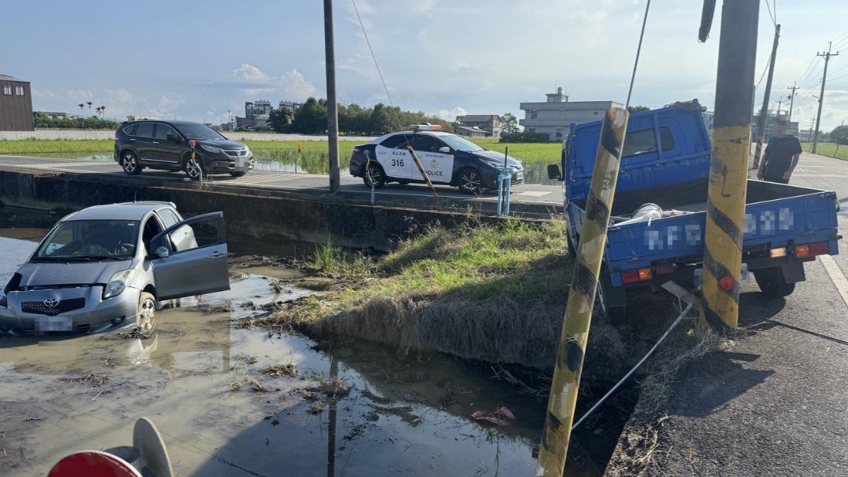 宜蘭小鴨對撞藍色小貨車,疑未注意車況衝出道路卡田中