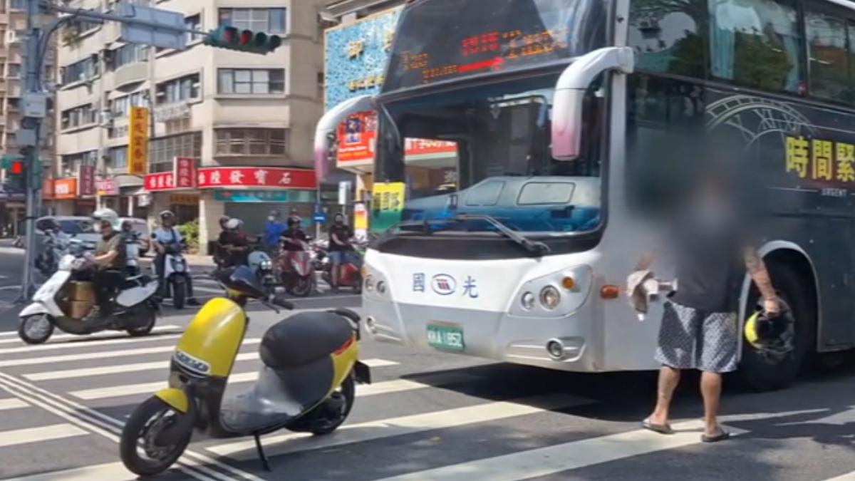 騎士拿安全帽狂砸客運車窗!國光:駕駛善意按喇叭提醒前方有行人