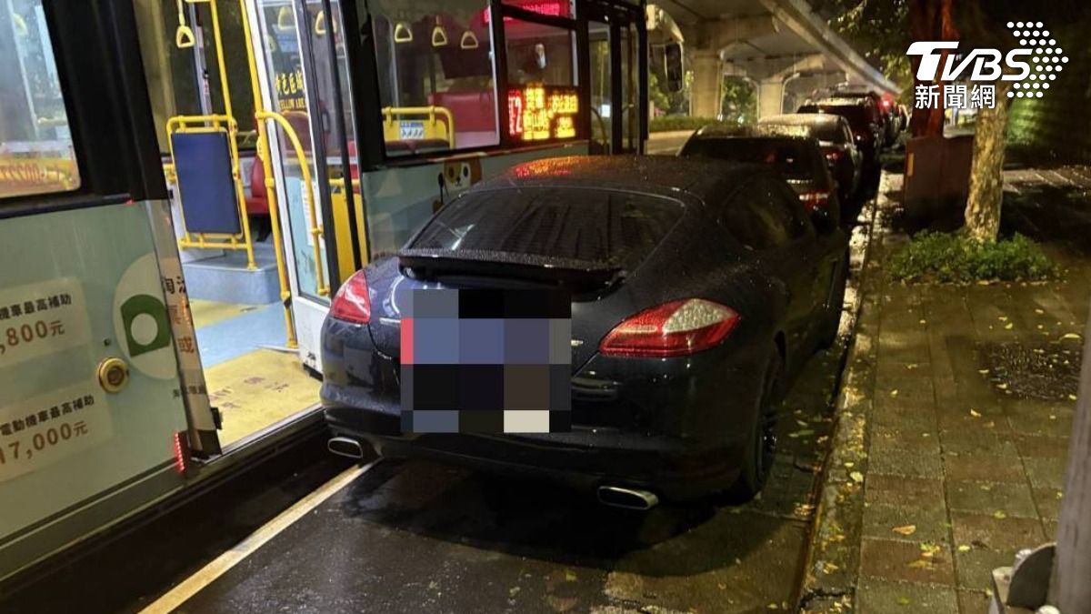 內湖停車格內的保時捷遭公車爆胎撞毀半邊!Panamera車主悲嘆:心碎的一天