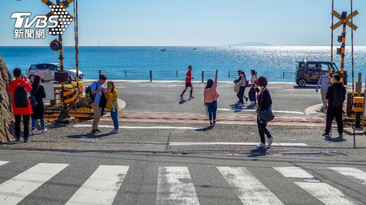 遊客朝聖《灌籃高手》平交道釀亂象！鎌倉市祭對策更宣布不再發紀念車牌