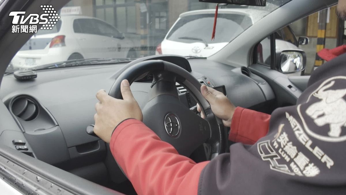 正確的開車姿勢是什麼？專家教方向盤握法與椅子調整駕駛坐姿