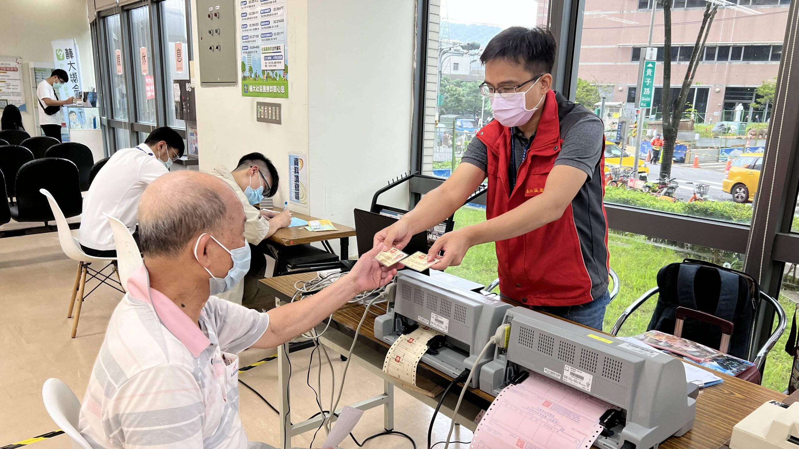 1月交通新制上路：70歲以上繳回駕照搭大眾運輸有回饋