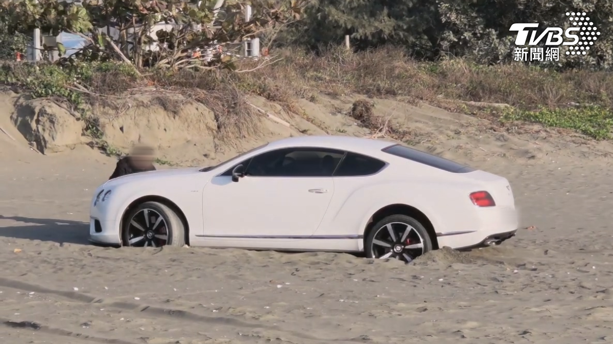 1700萬賓利開進台南沙灘看夕陽，刁車困7個小時才脫困「維修費曝光」