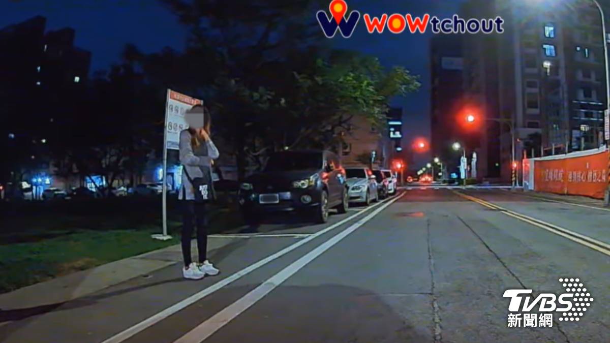 桃園駕駛快狠準倒車停入嚇退女子「肉身佔車位」，無視對方揮手爭論網友拍手叫好！