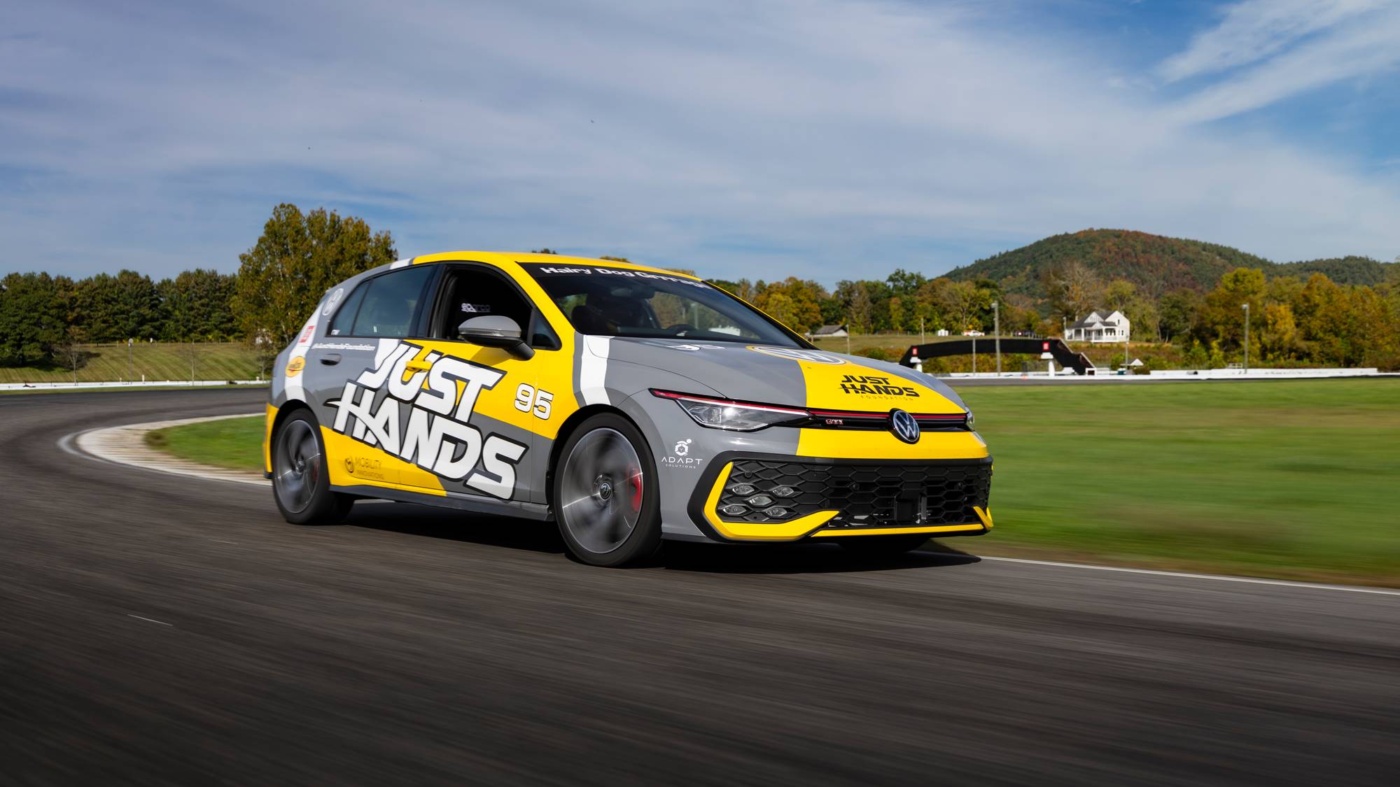 Volkswagen以Golf GTI實踐性能平權，品牌大使推動身障駕駛包容未來