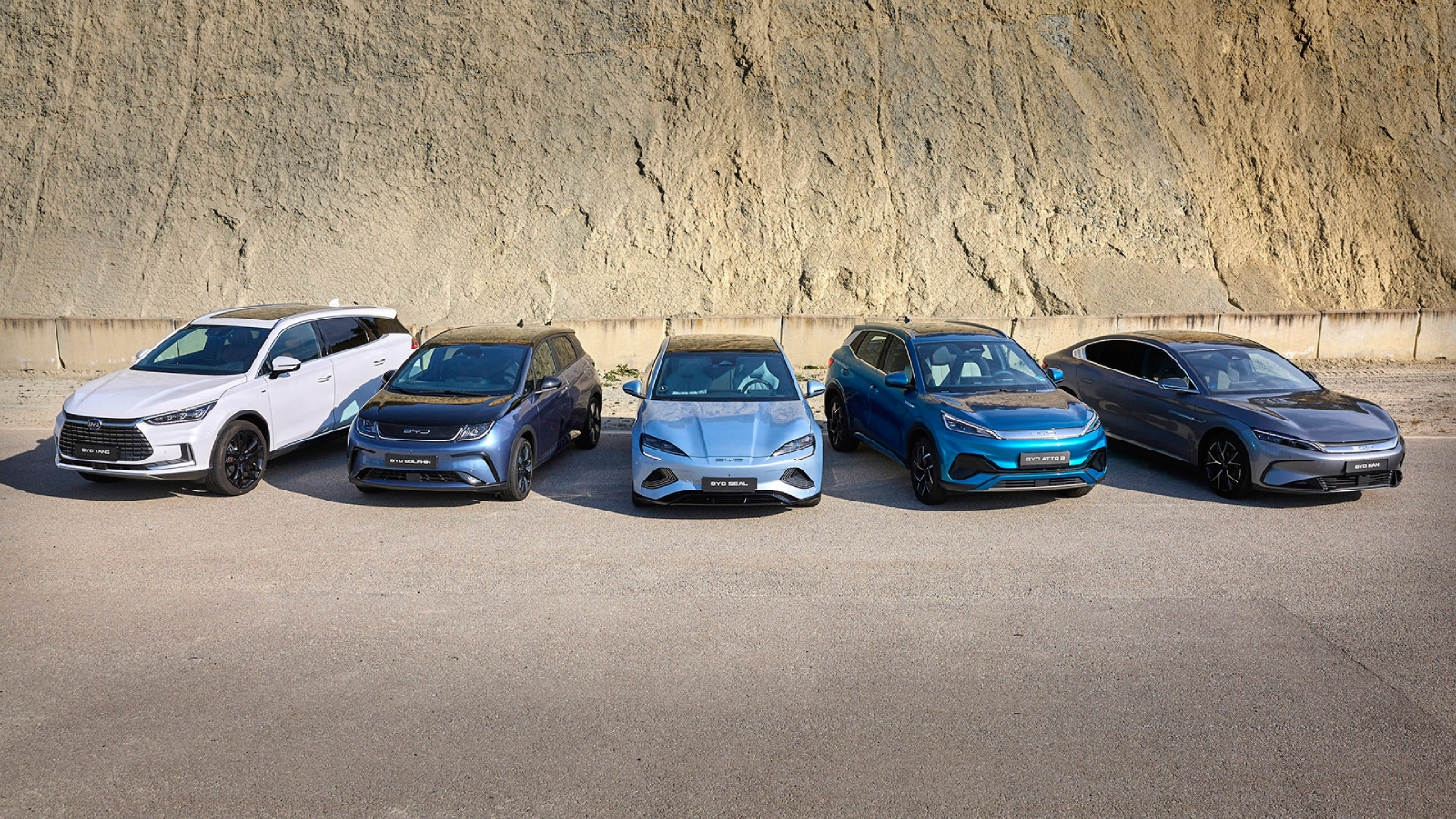 比亞迪超車特斯拉！2025純電年銷封王，全球電動車龍頭換人當