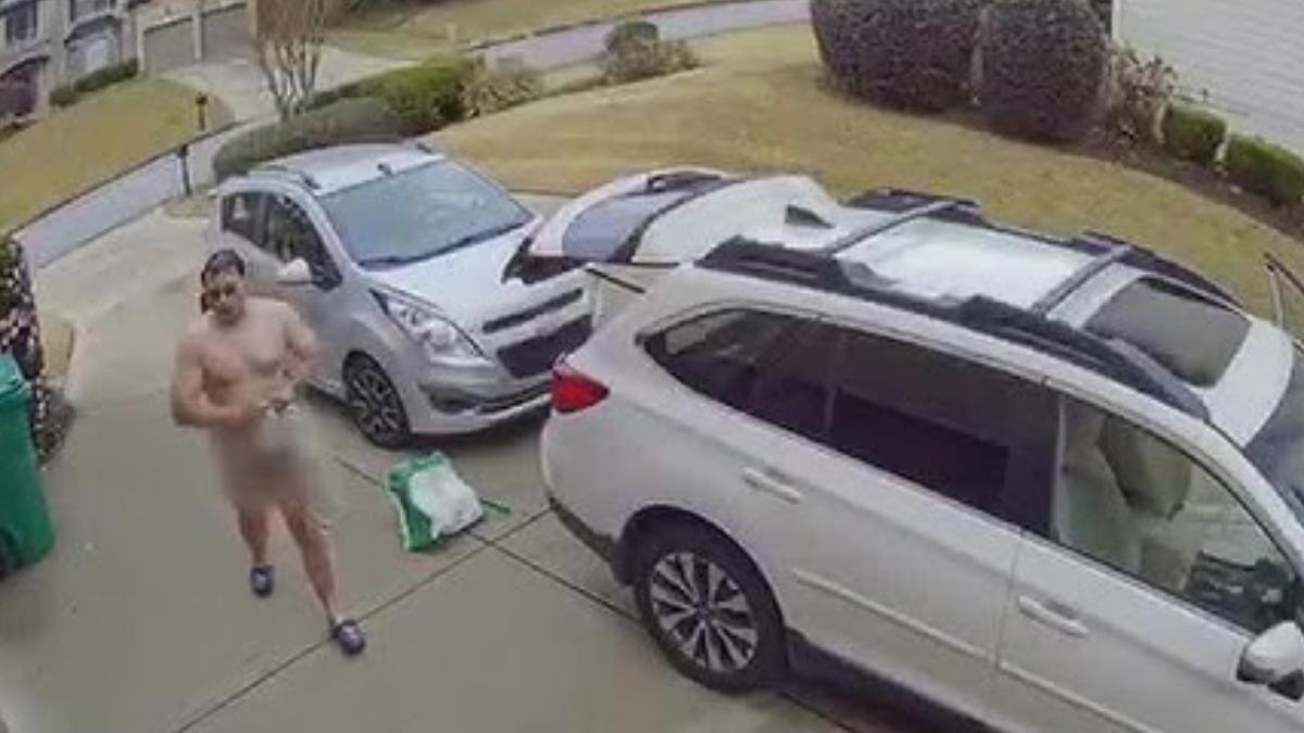 真實版GTA？裸體男披桌布劫賓士狂飆！棄車逃逸一絲不掛遭警制伏