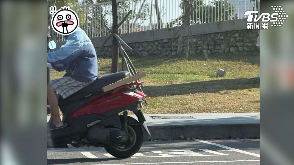 阿伯騎車載好市多披薩，一招神技萬人驚呆：薑是老的辣