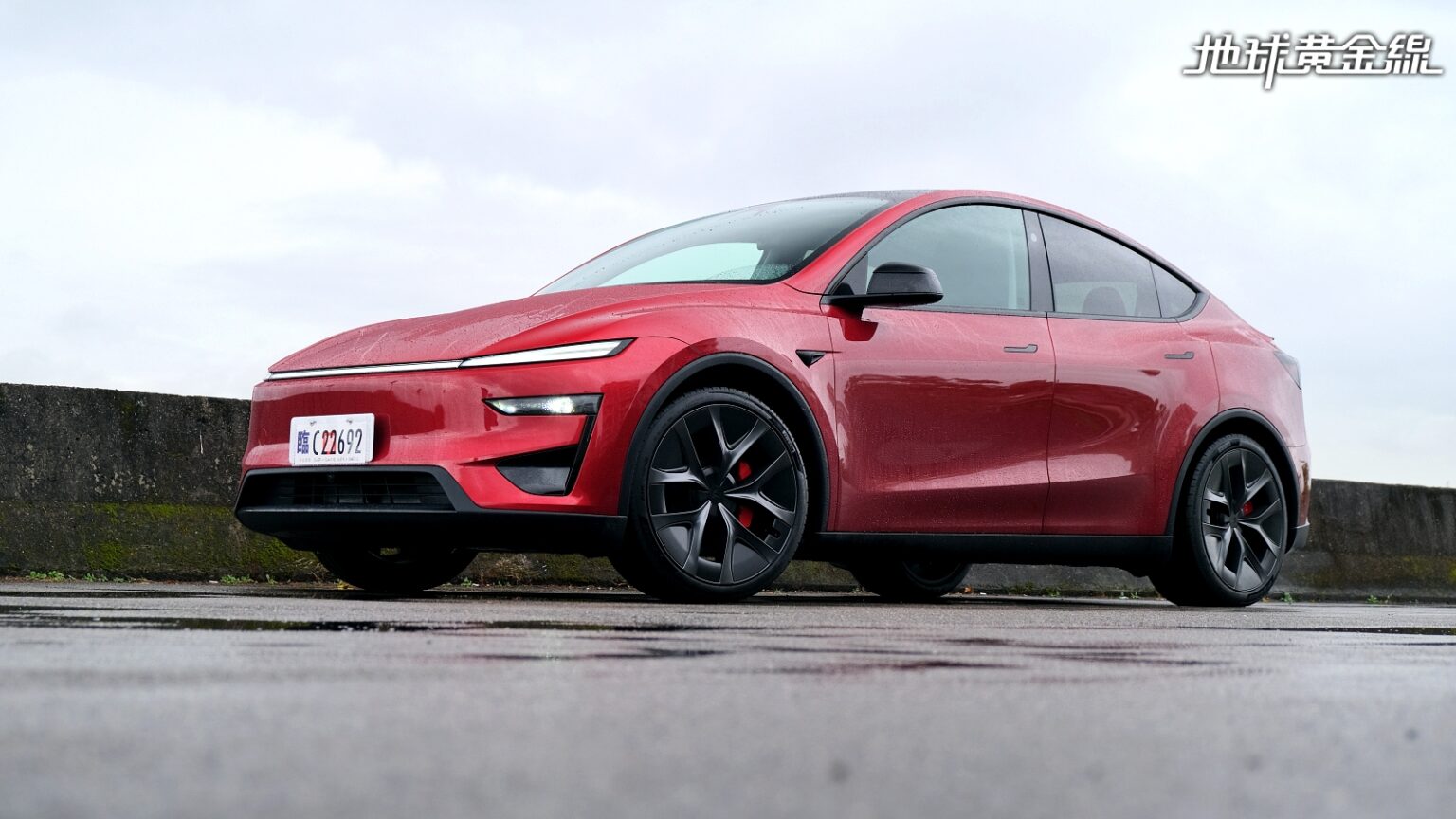 試駕／不再只是加速快！Model Y Performance「硬傷」消失慢慢開也很舒服 | 地球黃金線