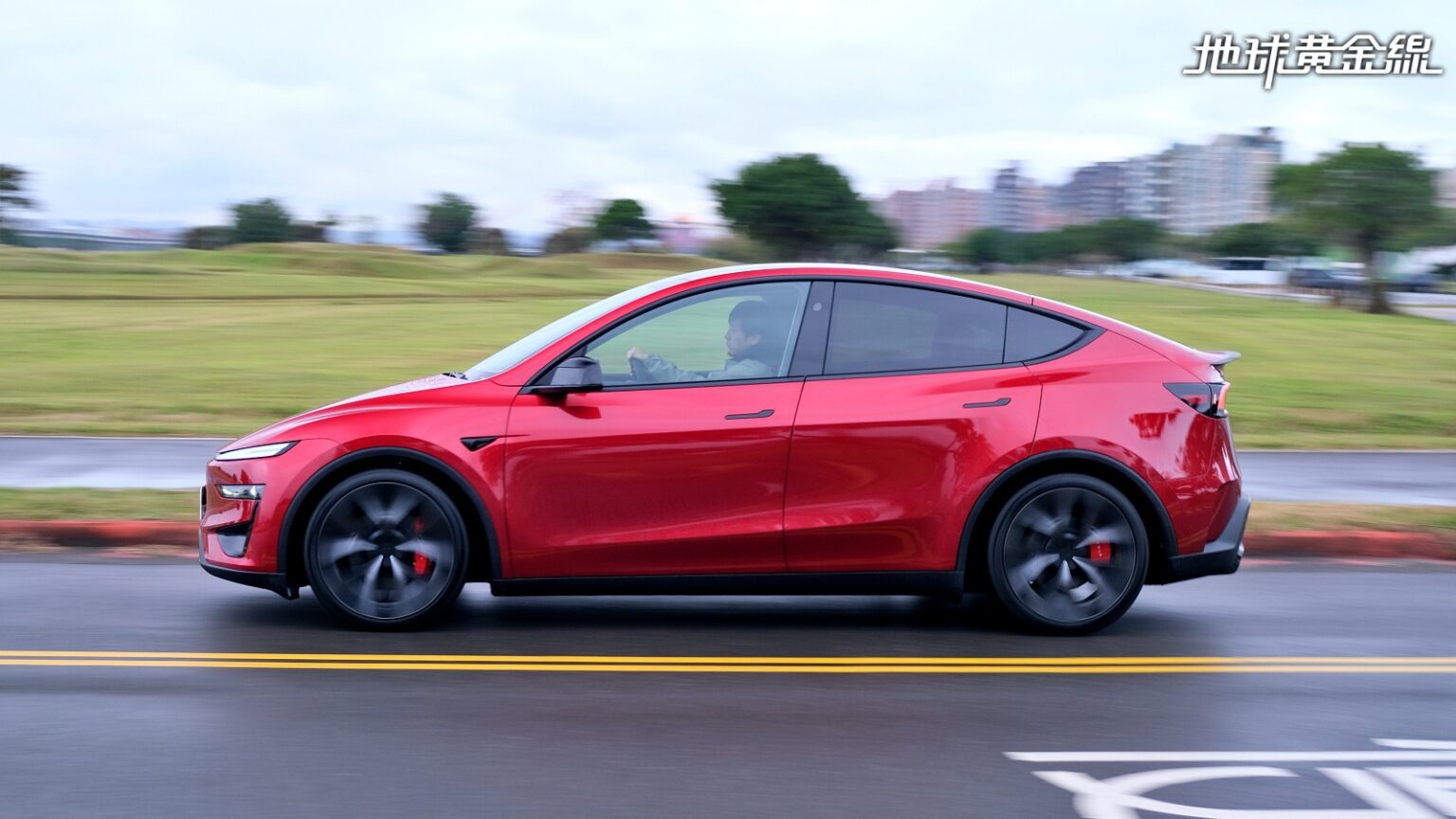 試駕／不再只是加速快！Model Y Performance「硬傷」消失慢慢開也很舒服 | 地球黃金線