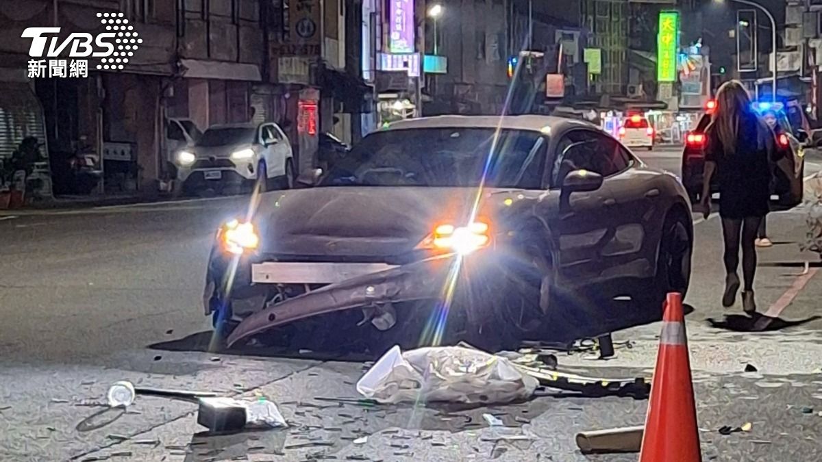 台南保時捷Taycan失控撞7車損毀釀1傷，40歲女駕駛酒駕還載女童