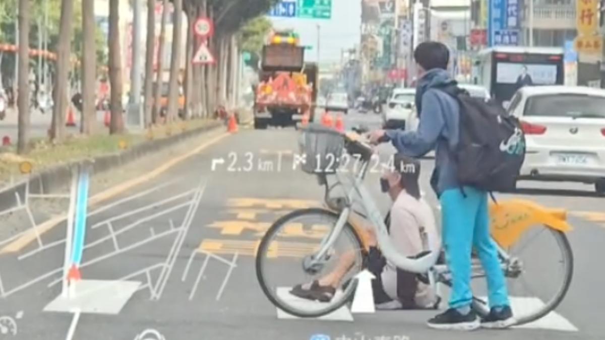 高雄鳳山國中同學暖心護身障男過馬路！學校記功全網感動：刻在骨子的善良
