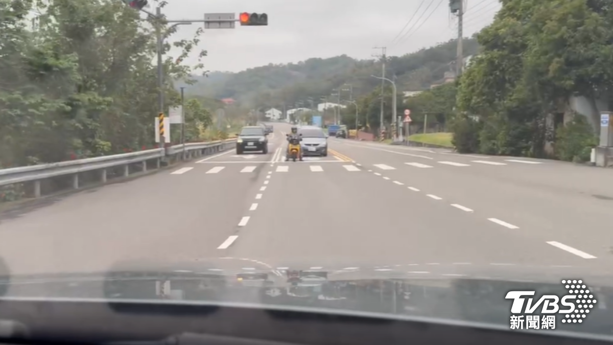 新竹路口導引線畫到「對向」去！標線害人逆向錯誤達2年