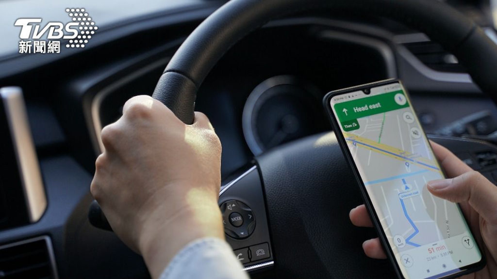 開車手機放腿上也算違規？佛州研擬新法：分心駕駛恐吊照