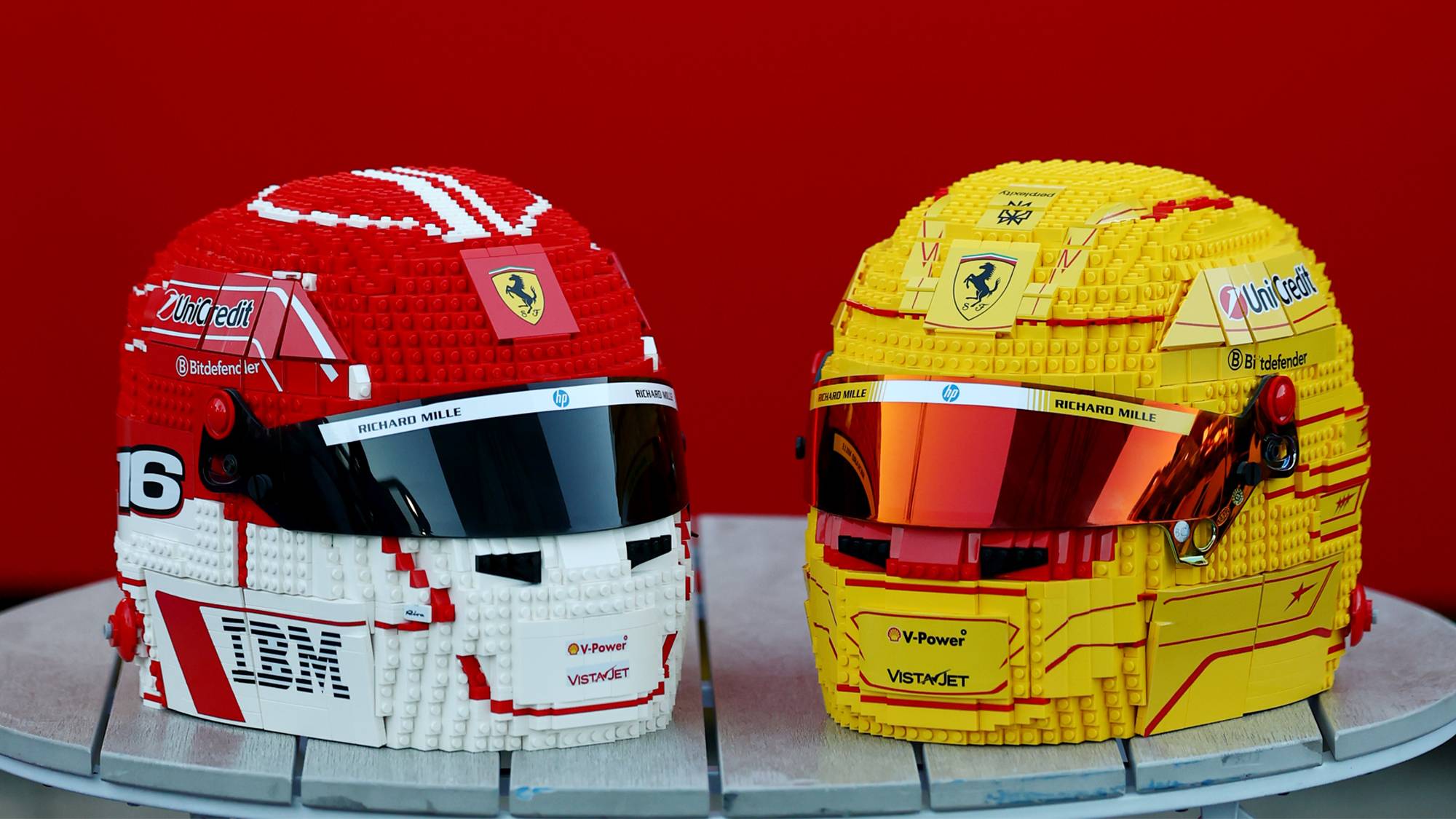 Lego推出法拉利F1車手安全帽模型， Leclerc與Hamilton首度化身積木人偶