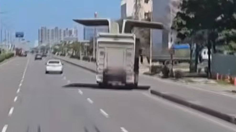 台中大貨車的貨廂「歐翼門沒關」就開上路！撞斷燈桿面臨賠償與高額罰鍰