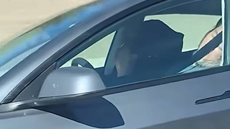 特斯拉駕駛與乘客行駛中狂睡！高速公路開啟FSD自駕輔助補眠不怕死？