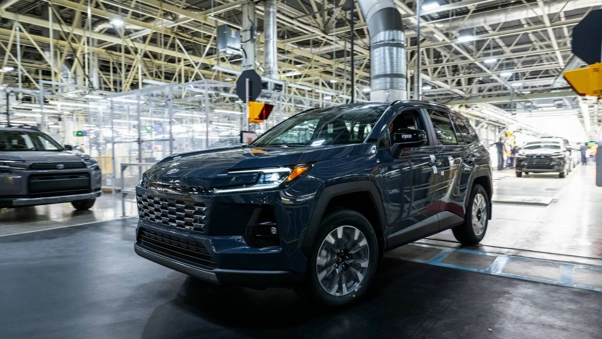 RAV4月銷4萬台卻不推純電版？Toyota親揭關鍵原因：不會硬改電動化