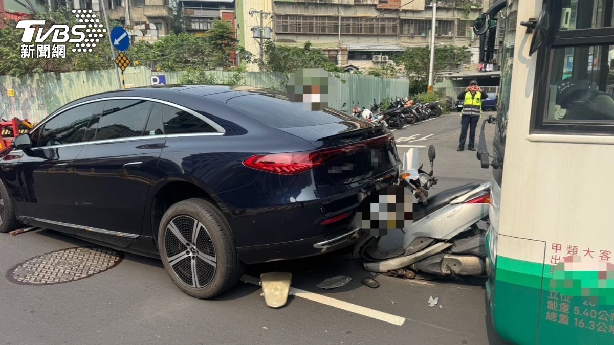賓士EQS突然自動緊急煞車釀連環車禍！機車與公車追撞造成4人送醫
