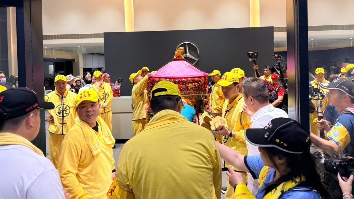 白沙屯媽祖衝中華賓士展間被拒於門外5分鐘！員工急忙趕回迎接真相曝光