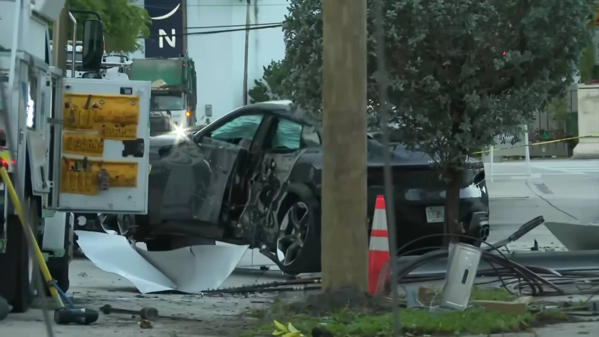 美國法拉利Purosangue撞電線桿全毀害街區停電，肇事駕駛竟是罄竹難書的偷車賊