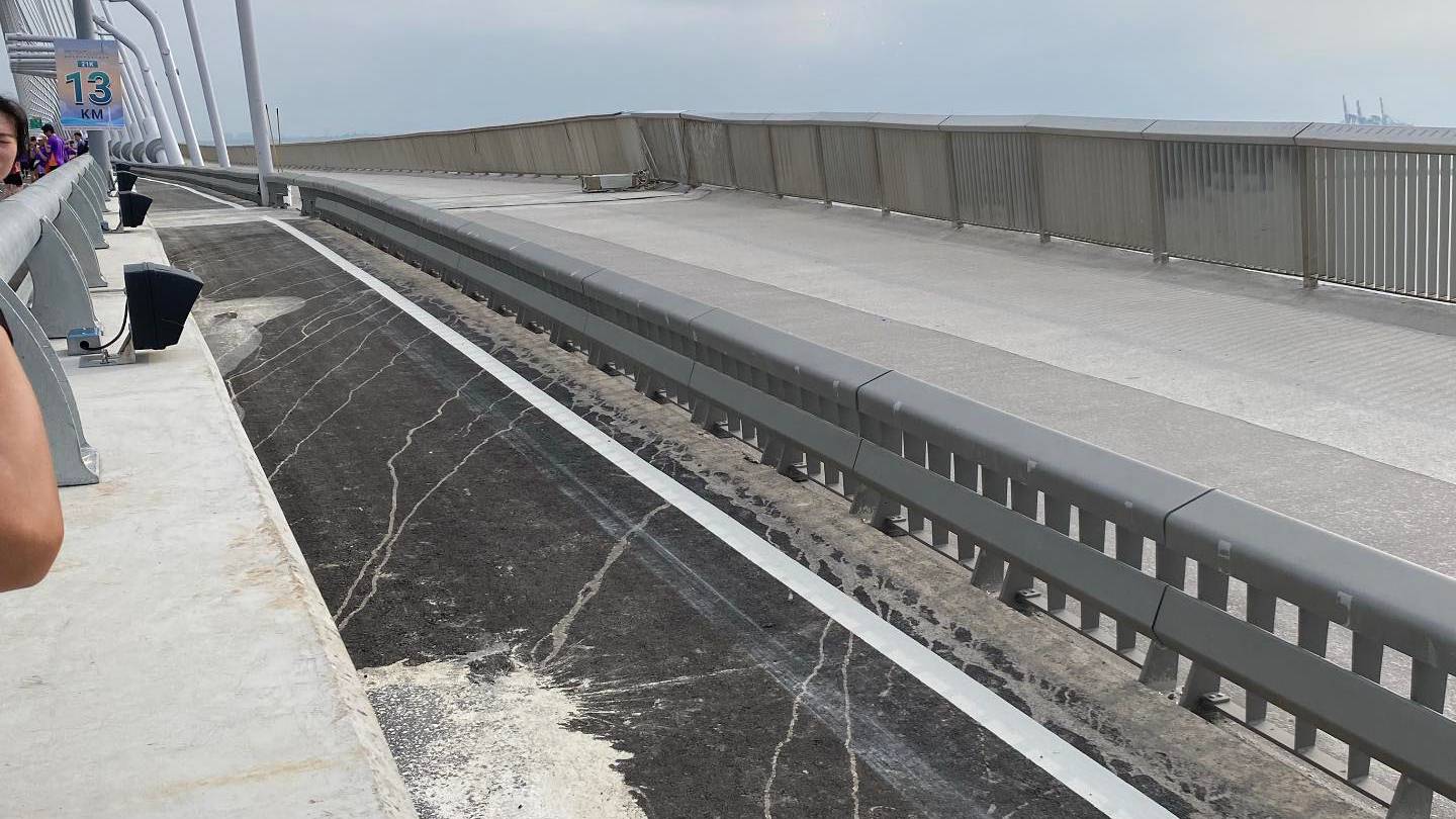 淡江大橋機車道窄「救護車上人行道」挨轟！公路局：可視狀況運用