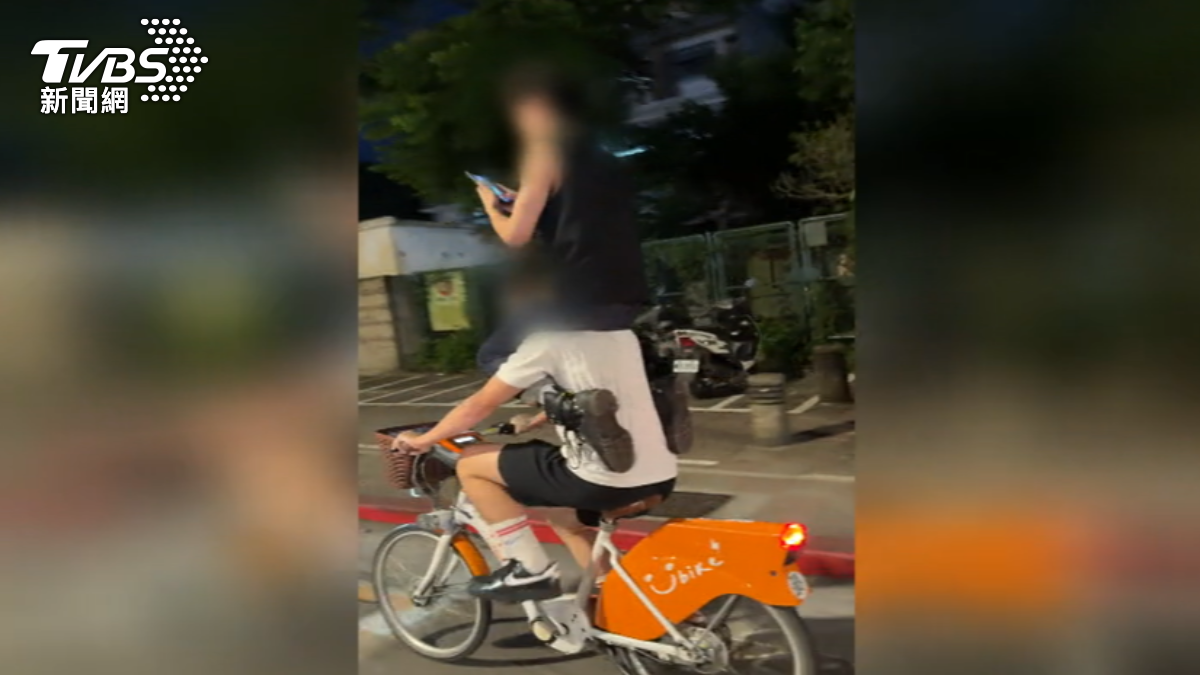 把馬路當馬戲團？2男疊羅漢騎YouBike闖紅燈，玩命畫面曝光