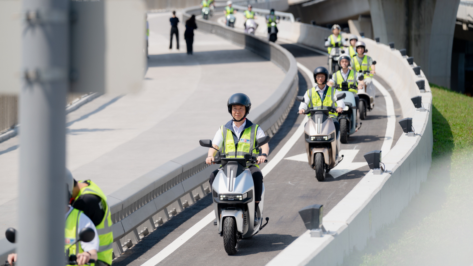交通部長陳世凱駕Jeep上淡江大橋，騎Gogoro實際體驗機車道