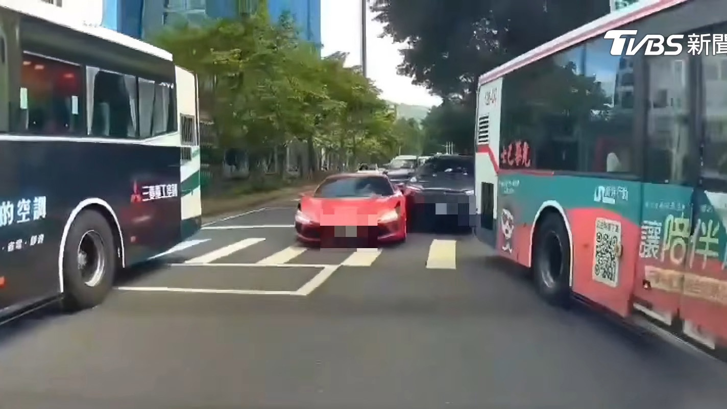 CC超公車擦撞千萬法拉利，釀3車連撞嚇到不敢動 網：希望有超額