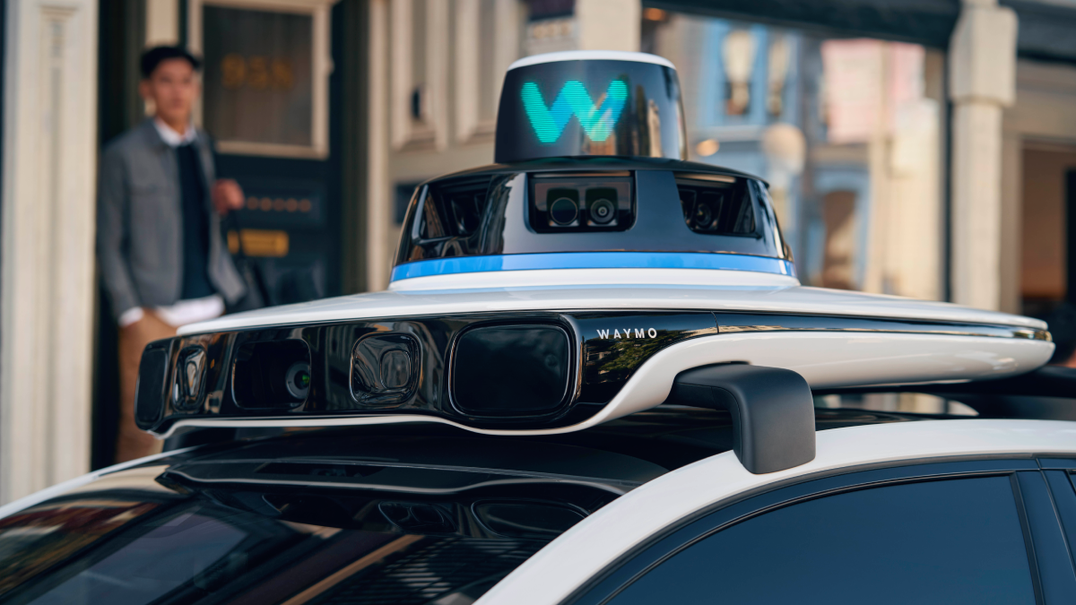 Waymo 50輛空車塞爆巷弄、Robotaxi迷航超速，無人車出包惹民怨