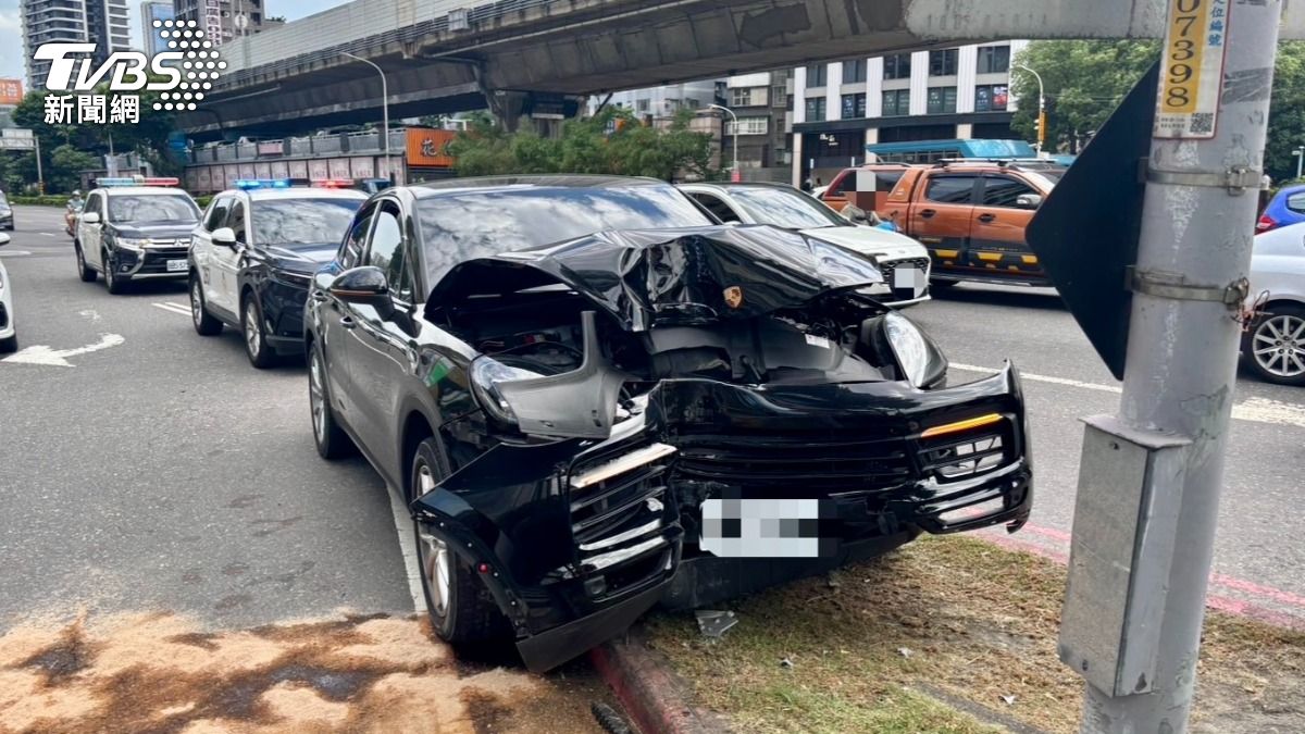 又是毒駕！新北男開保時捷自撞，車頭凹成「ㄇ字型」快篩呈陽性