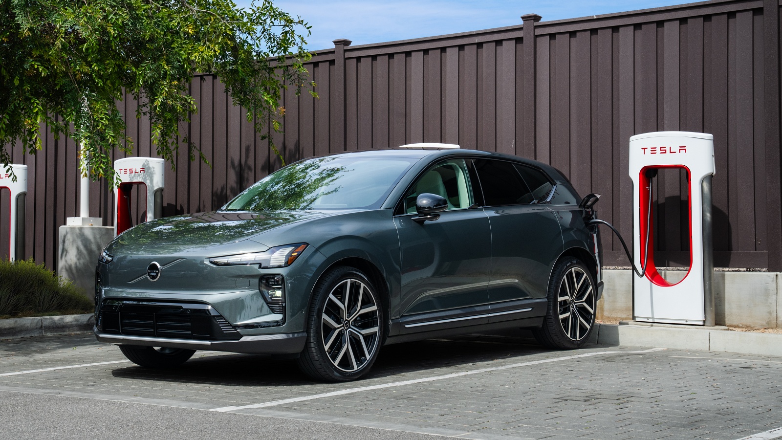 Volvo擴大使用Tesla超充站，台灣可能跟進改NACS充電規格？