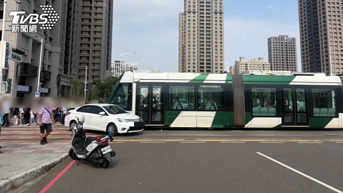 女駕駛闖紅燈撞輕軌，挨罰遭送辦、警察還得合力抬車救