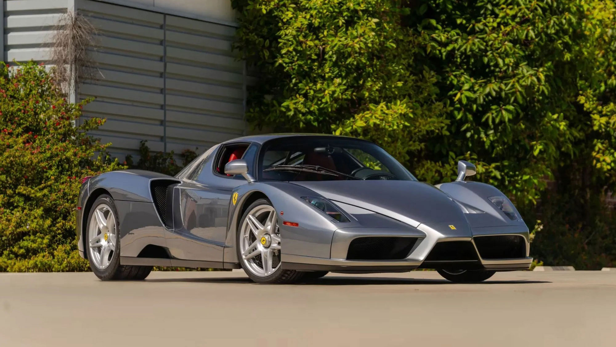 稀有配色Ferrari Enzo再創天價，灰色車身拍出新台幣3.2億元成交價