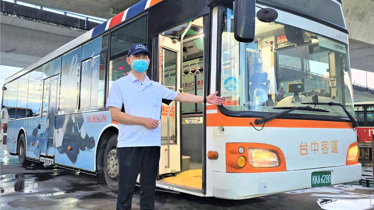 守護學生！公車突停路邊，司機暖心之舉全網讚爆！