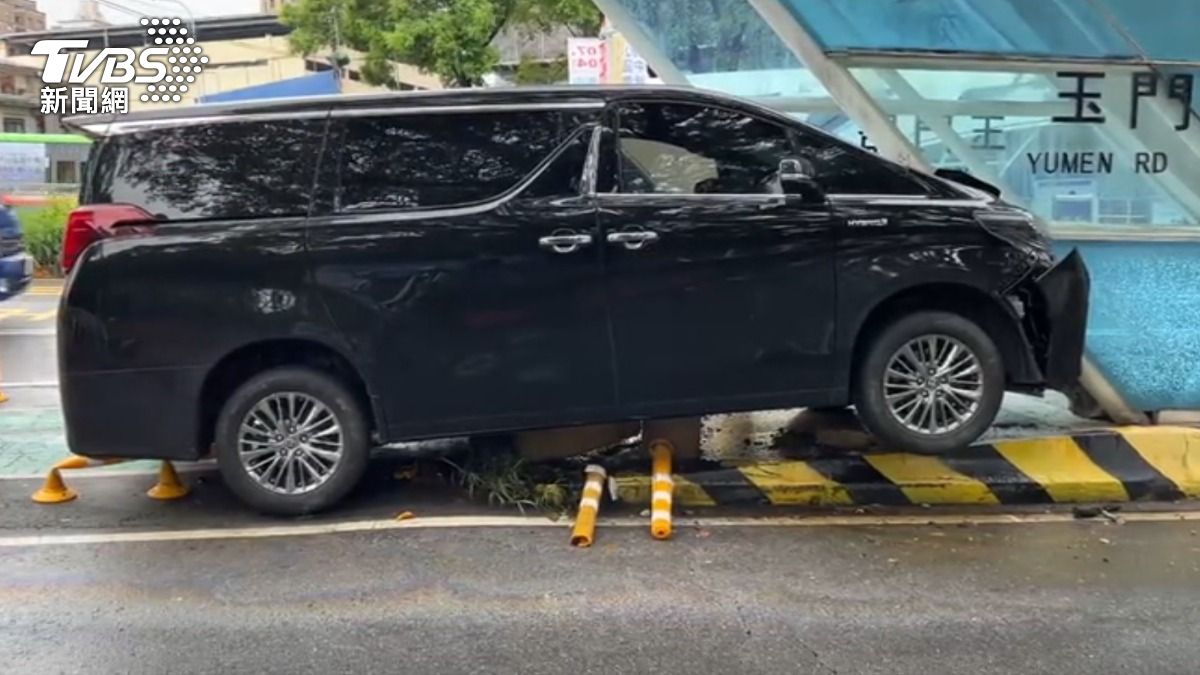 台中男駕「阿法」暴衝撞進公車專用道，車頭全毀一查又是毒駕！