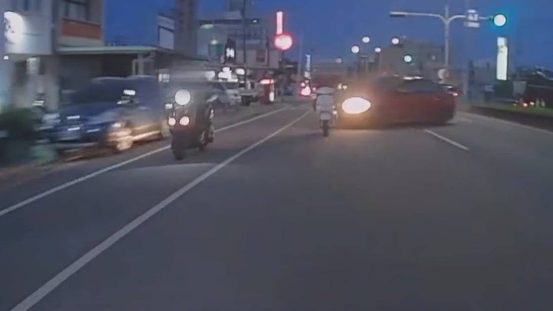 高雄24歲男無照載妻小飆車失控撞死2騎士！10萬交保惹火全網：交通部與司法已死