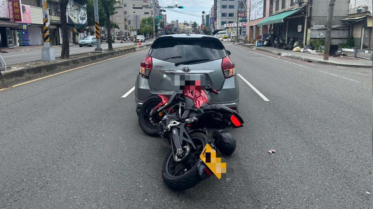 彰化黃牌重機追撞等紅燈的Yaris，小鴨車尾凹陷、重機龍頭損壞騎士送醫