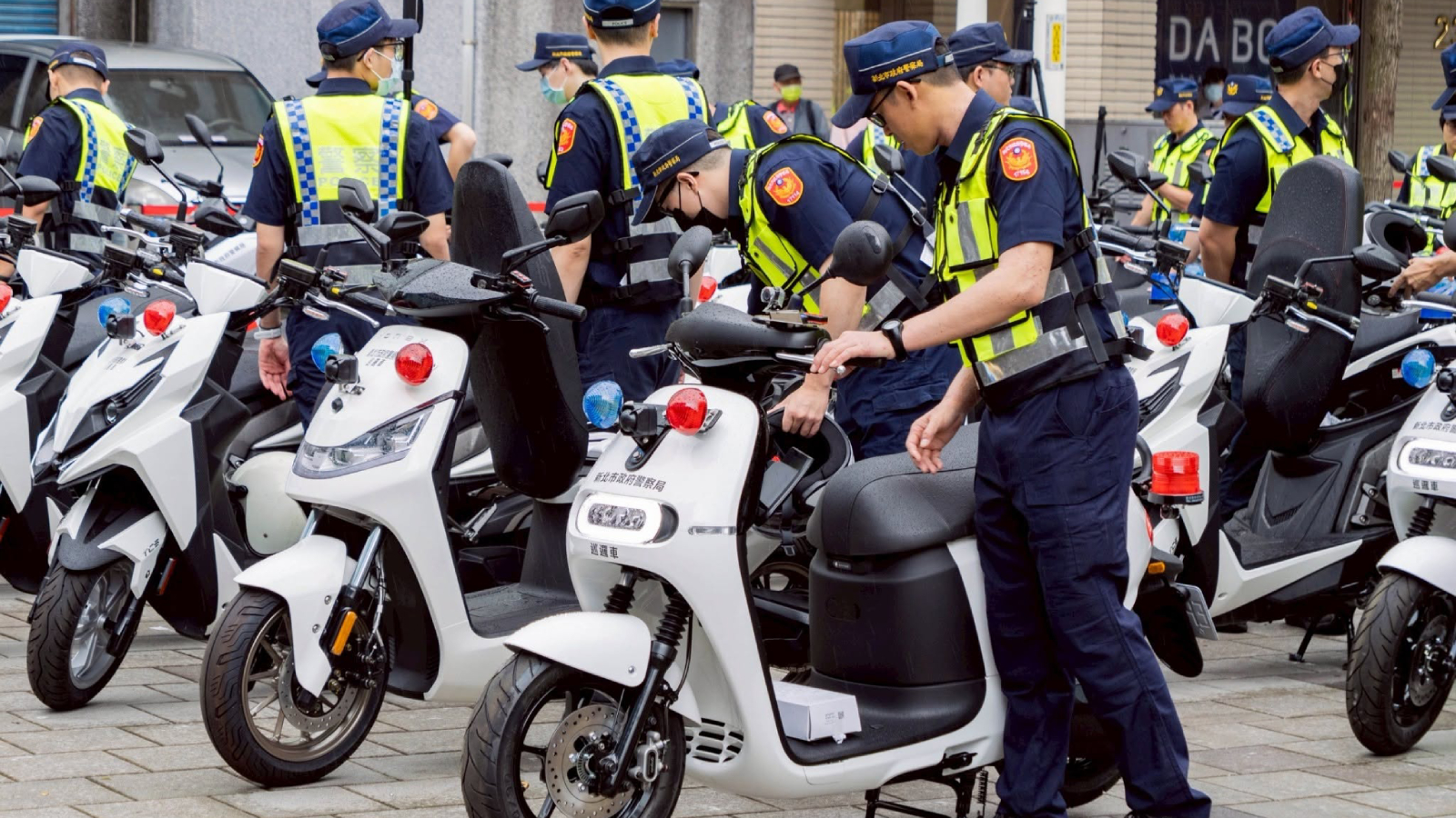 警車更換電動機車、更快更安靜，但基層員警曝2難題：習慣油車