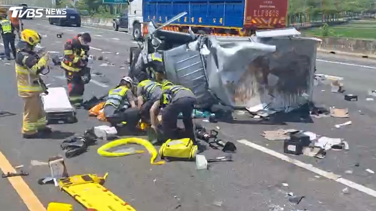 國道1號小貨車翻覆再被特斯拉追撞！車殼解體零件四散釀2人受傷　