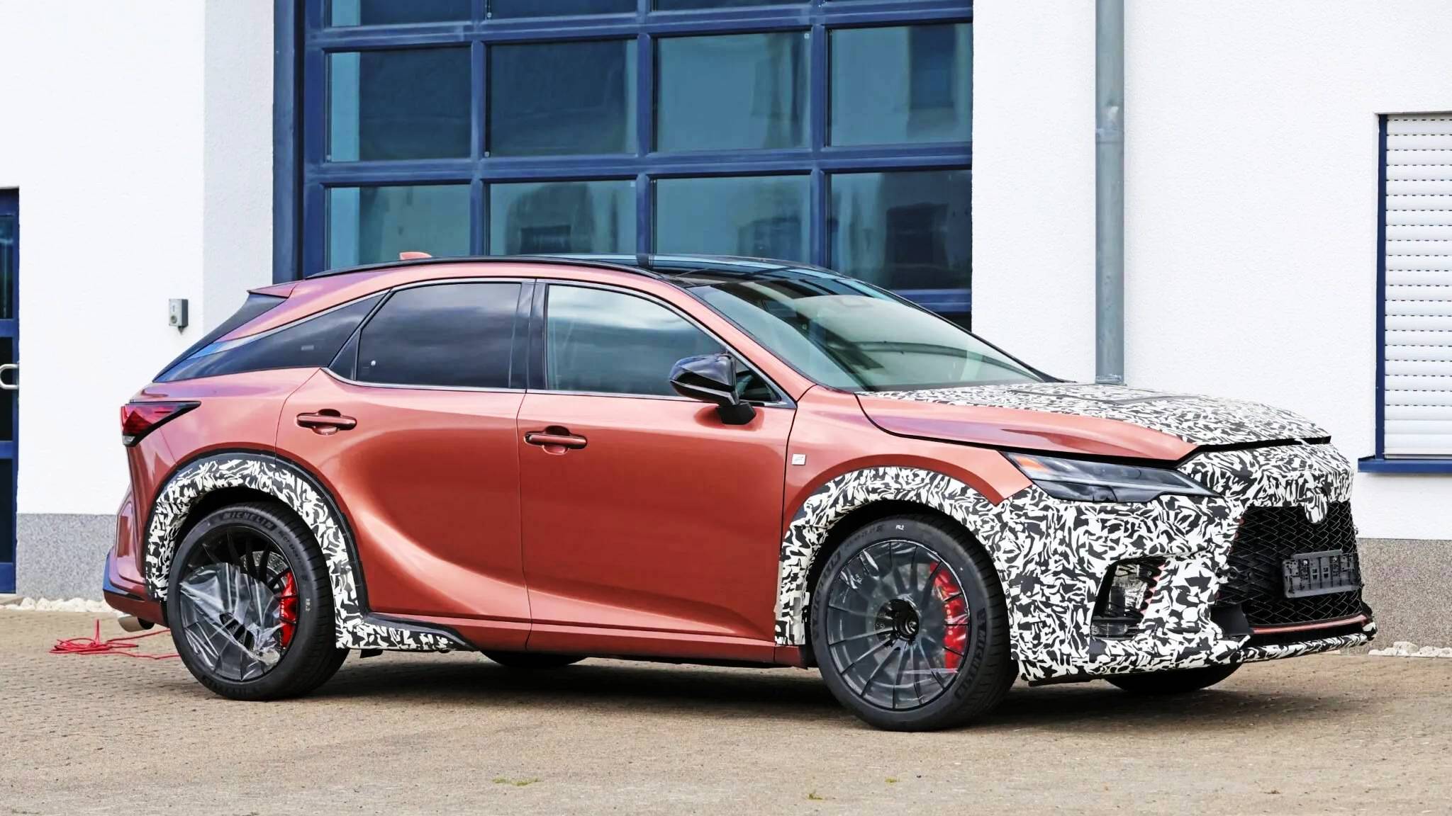 Lexus RX化身600匹猛獸劍指BMW X5 M？GR操刀RX Morizo RR測試車現身